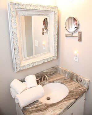 A bathroom with a marble sink, two mirrors, and a towel rack. - 3 min. Walk to Beach/ Seaside 2 miles/ On 30A (Santa Rosa Beach)