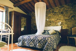 7 makuuhuonetta, työpöytä, silitysrauta/-lauta, vauvan matkasänky