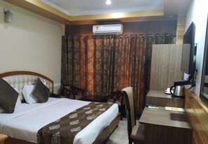 Deluxe Double Room, 1 Double Bed, Non Smoking, City View | In-room safe, blackout drapes, free WiFi, bed sheets - Le Grand Regency (Greater Noida)