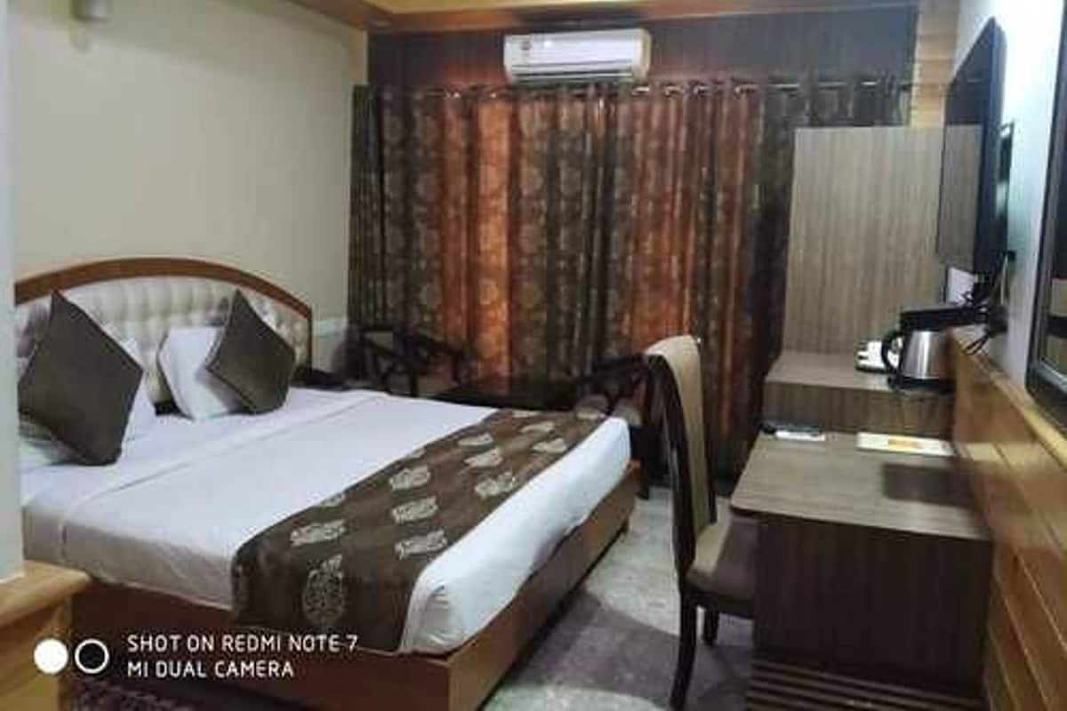 Habitación Deluxe doble, 1 cama doble, no fumadores, vistas a la ciudad | Caja fuerte, cortinas opacas, wifi gratis y ropa de cama