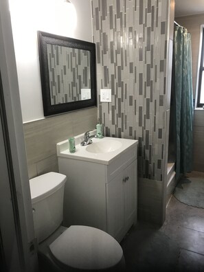 Dusch, hårtork, handdukar och tvål