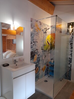Een douche, een haardroger, handdoeken, zeep
