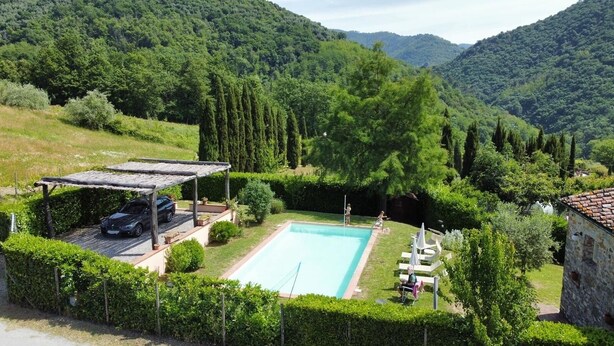 A pool surrounded by lush greenery and hills. - Rustic renovated, with every modern comfort, private pool and garden (Domazzano)