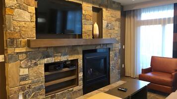 TV connectée, cheminée, baby-foot, table de tennis de table