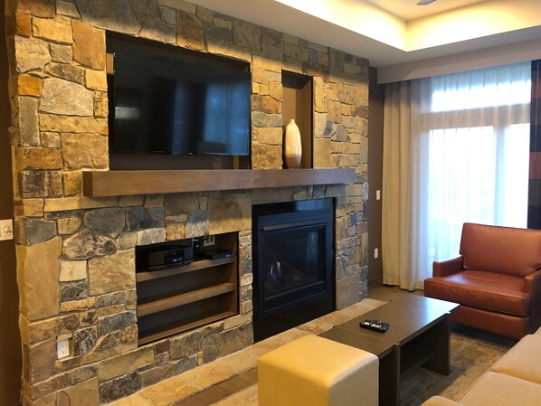 Smart TV, fireplace, foosball, table tennis - Luxury 2 bd condo at Northstar with a ski-in/ski-out gondola awaits during MLK! (Truckee)