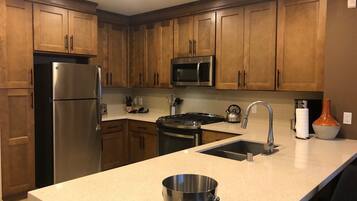 Een koelkast, een microgolfoven, een oven, een kookplaat