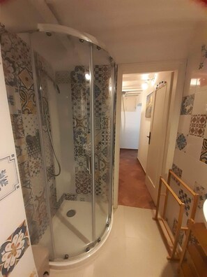 Shower, hair dryer, bidet, toilet paper - Casa D'Alarcon 35, bright apartment on the Waterfront. (Porto Azzurro)