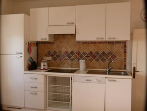 Refrigerador, microondas, placa de cocina, lavavajillas