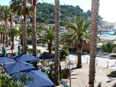 Casa D'Alarcon 35, bright apartment on the Waterfront.