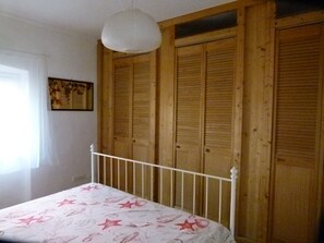 3 bedrooms, iron/ironing board, travel cot