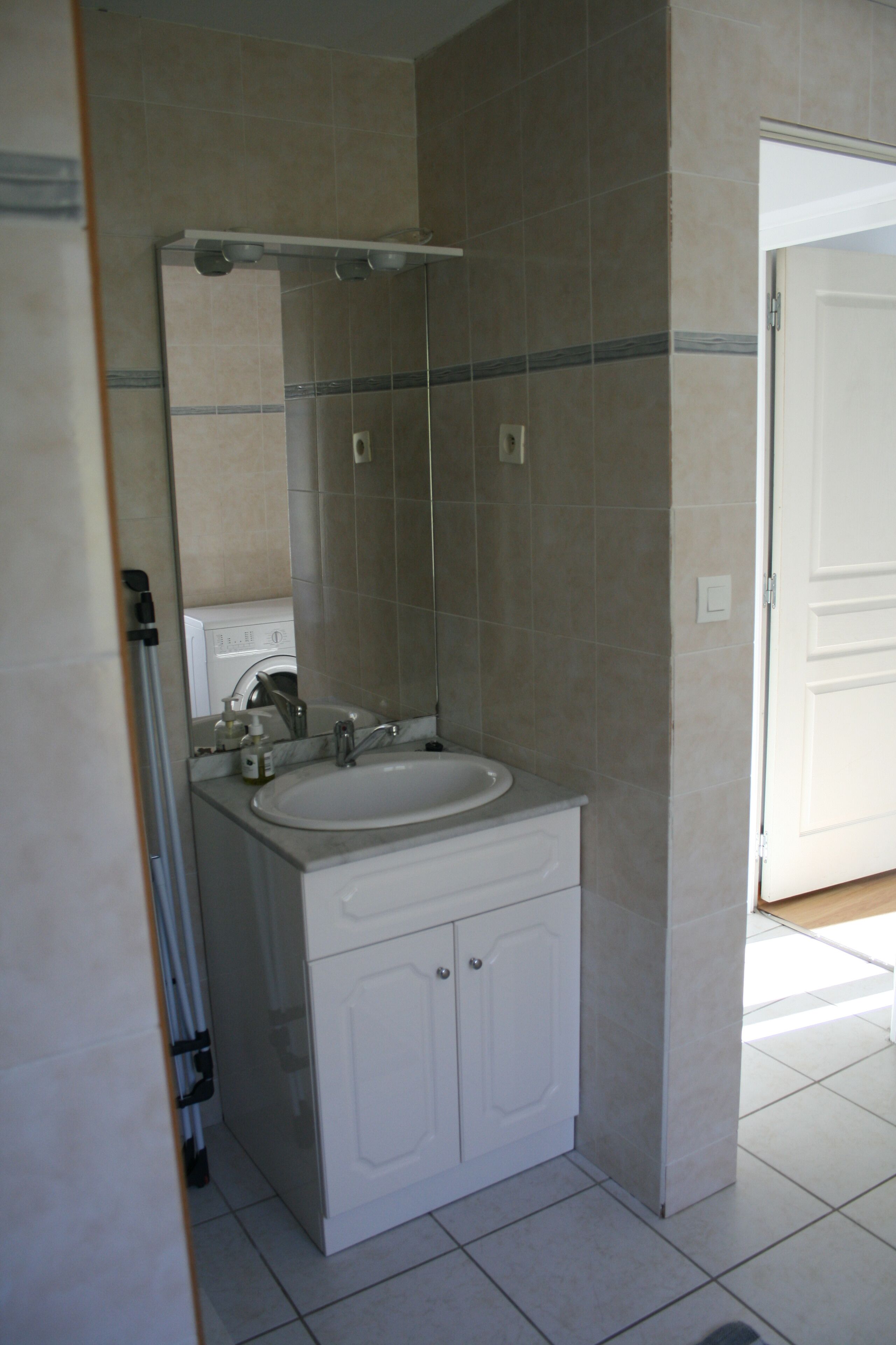 Sèche-cheveux, serviettes fournies, papier toilette