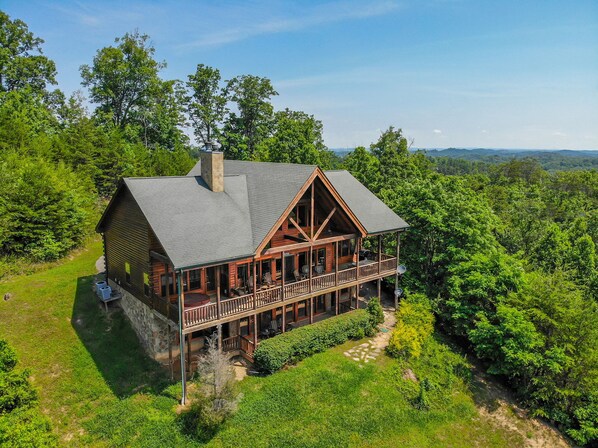 Exterior - A View To Remember: MTN VIEWS! Luxury, Hot Tub, Wifi, Fireplace, Games and more (Sevierville)