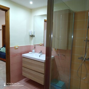 Dusche, Haartrockner, Bidet, Handtücher