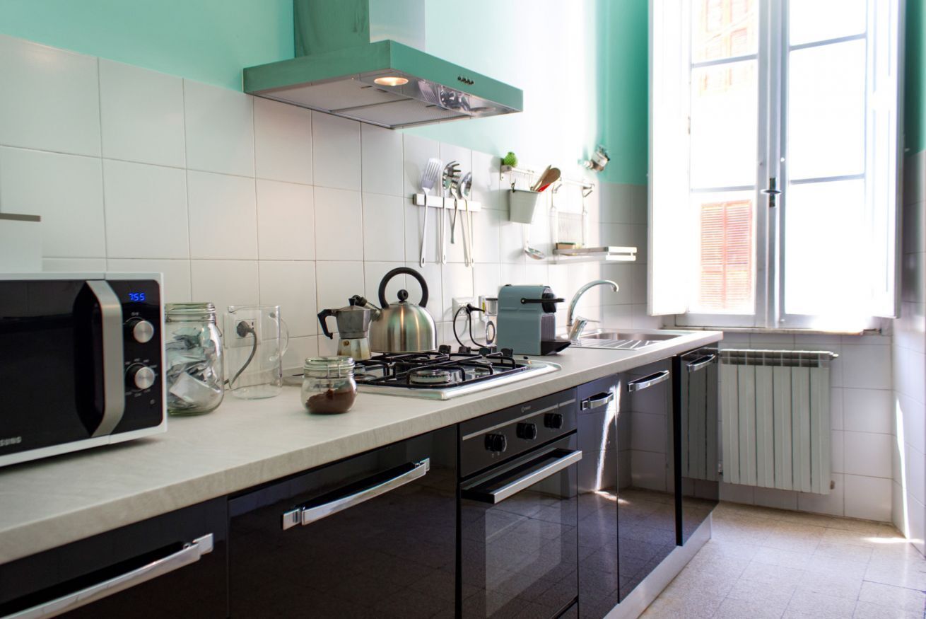 Frigorífico, microondas, horno y placa de cocina