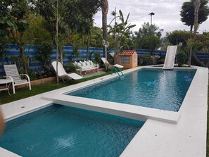 Una piscina al aire libre, una piscina climatizada