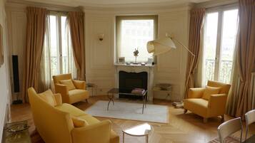 Flat-screen TV, stereo