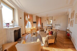 Flat-screen TV, stereo - Exceptionnal Haussmanian 3 Bdr apartment in the very center of Saint Germain BEV (Paris)