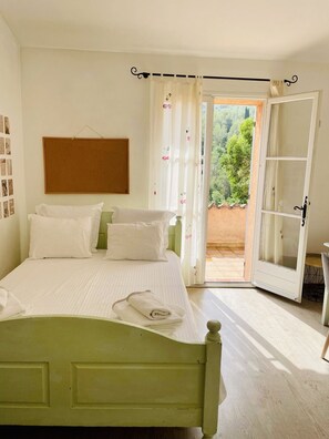 4 chambres, fer et planche à repasser, lit de bébé portatif