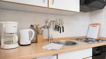 Fridge, oven, stovetop, coffee/tea maker