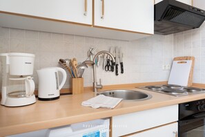 Fridge, oven, stovetop, coffee/tea maker
