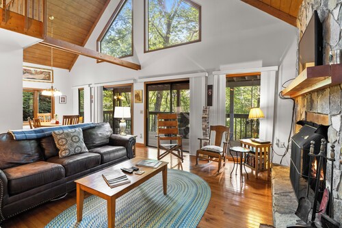 Treetop Views, a Stone Fireplace, and Mountain Fresh Market Around the Corner | Satulah Chalet