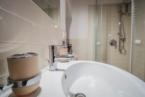 Dusche, Haartrockner, Bidet, Handtücher