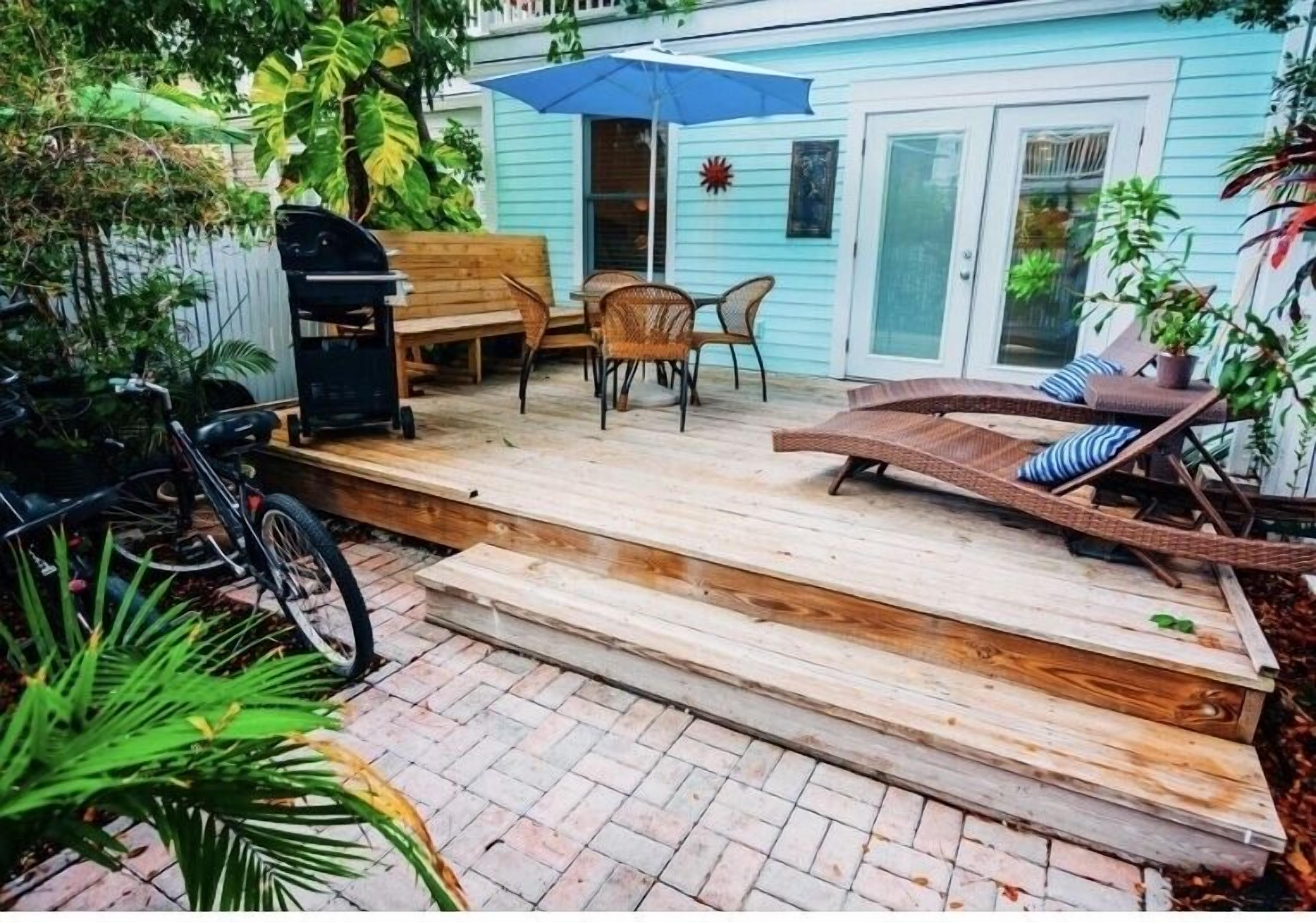 Low Key Vibe, Low Oct Rates! 2 bikes, 2 blocks from Duval,Pool, Ocean
