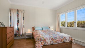 4 bedrooms, iron/ironing board, free WiFi, bed sheets