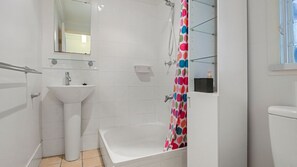 Combined shower/tub, towels