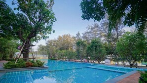 Outdoor pool - Chanipa Beach Resort (Rayong)
