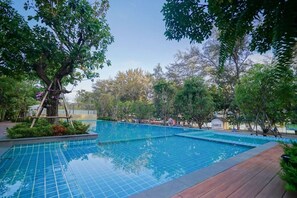 สระว่ายน้ำกลางแจ้ง