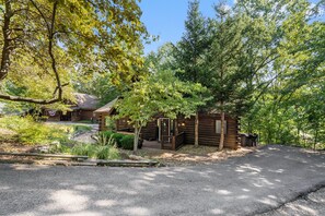 Exterior - Secluded Cabin, HotTub, Jet Tub, Woods, Near Big Cedar & Shows-Firepit -Car Charger (Ridgedale)
