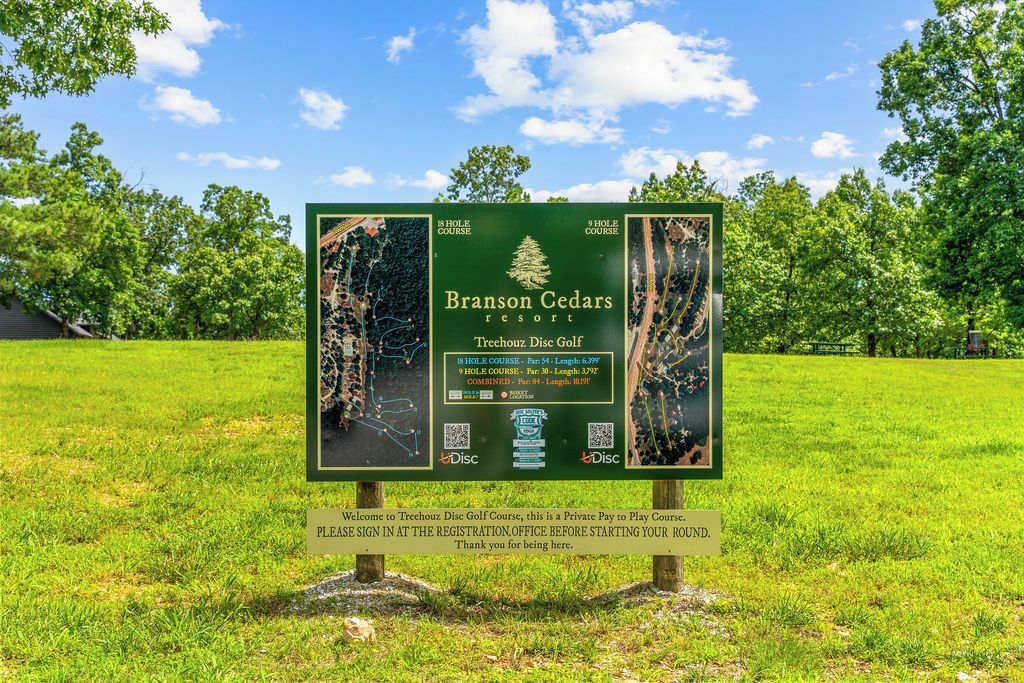 Señal del campo de disc golf Tre Chez de Branson Cedars Resort, con detalles del recorrido y un código QR.