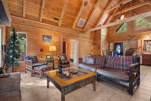 Secluded Cabin, HotTub, Jet Tub, Woods, Near Big Cedar & Shows-Firepit -Car Charger