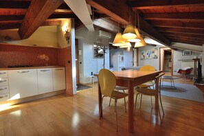 Apartment, 2 Schlafzimmer | Eigene Kochnische | Großer Kühlschrank, Herdplatte, Wasserkocher mit Kaffee-/Teezubehör