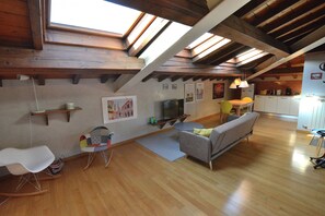 Apartment, 2 Schlafzimmer | Wohnbereich | Fernseher