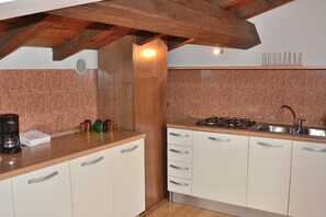 Apartment, 2 Schlafzimmer | Eigene Kochnische | Großer Kühlschrank, Herdplatte, Wasserkocher mit Kaffee-/Teezubehör