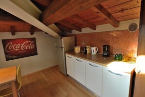 Apartment, 2 Schlafzimmer | Eigene Kochnische | Großer Kühlschrank, Herdplatte, Wasserkocher mit Kaffee-/Teezubehör