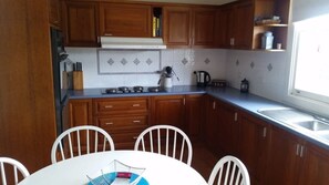 Frigorifero, forno, piano cottura, seggiolone