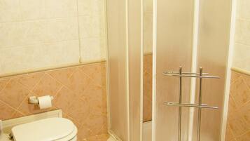 Combined shower/tub, hair dryer, bidet, towels