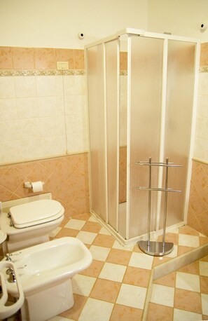 Combined shower/bathtub, hair dryer, bidet, towels - Villa Maestrale, 4-8 people (Marsala)
