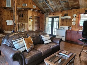 TV, peis, DVD-spiller og bøker