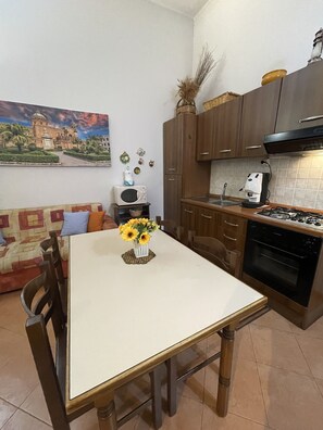 Fridge, oven, stovetop, coffee/tea maker