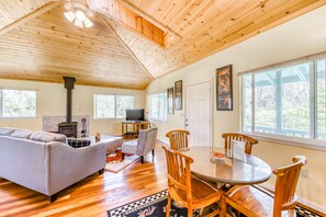 Interior - Charming home w/ wood stove - 10 minutes to Hawaii Volcanoes Nat'l Park (Volcano)