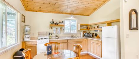 Jääkaappi, mikroaaltouuni, uuni, liesi