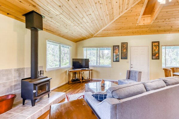 TV, fireplace, DVD player, video library - Charming home w/ wood stove - 10 minutes to Hawaii Volcanoes Nat'l Park (Volcano)