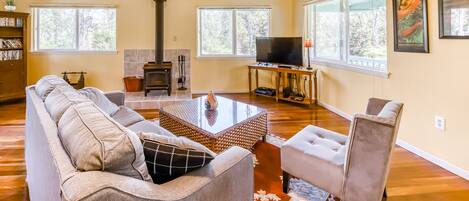 Televisión, chimenea, reproductor de DVD, videoteca