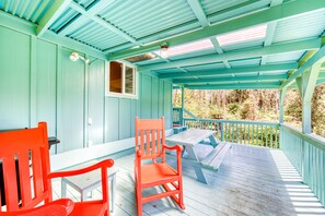 Outdoor dining - Charming home w/ wood stove - 10 minutes to Hawaii Volcanoes Nat'l Park (Volcano)