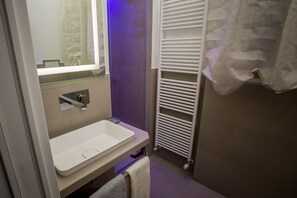 Shower, hair dryer, bidet, towels - HOLIDAY HOUSE L'USIGNOLO  (Pierantonio)