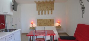 1 slaapkamer, een strijkplank/strijkijzer, wifi, beddengoed